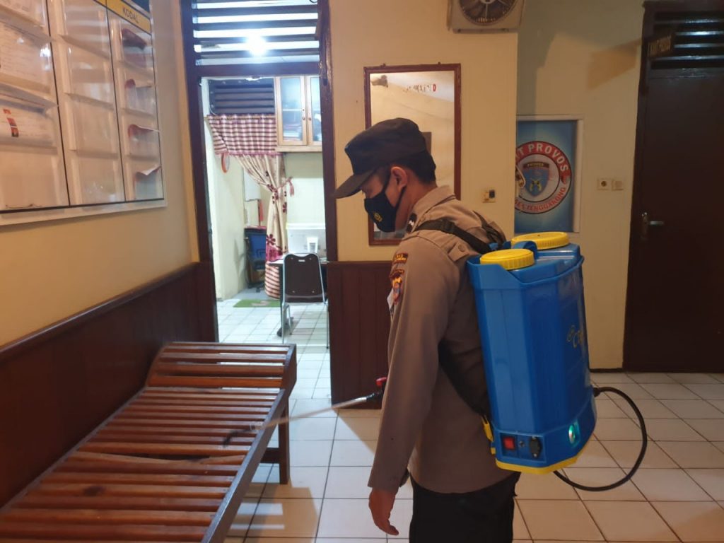 Polres Kukar Laksanakan Penyemprotan Cairan Disinfektan di Lingkungan Mako WhatsApp Image 2022 03 02 at 08.04.09