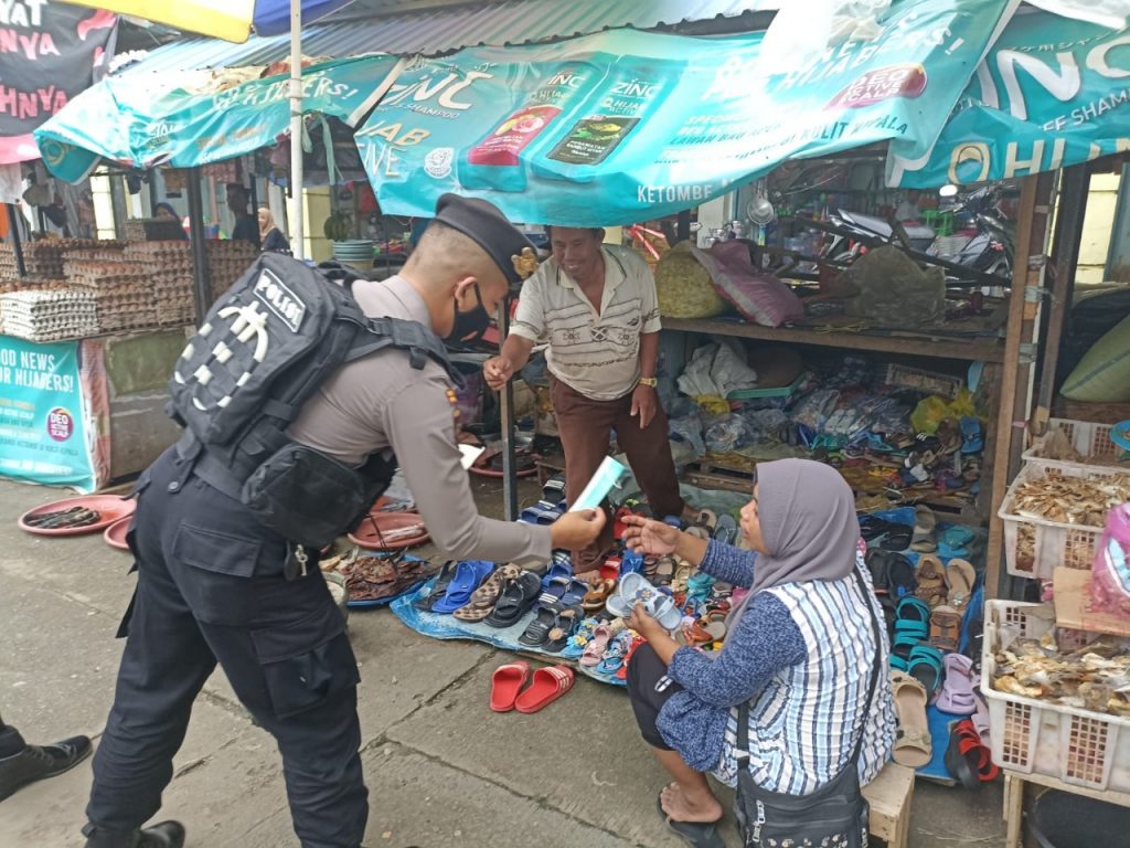 Personel Polres Kukar Bagikan Masker dan Sampaikan Himbauan Prokes Kepada Masyarakat WhatsApp Image 2022 03 02 at 08.04.10