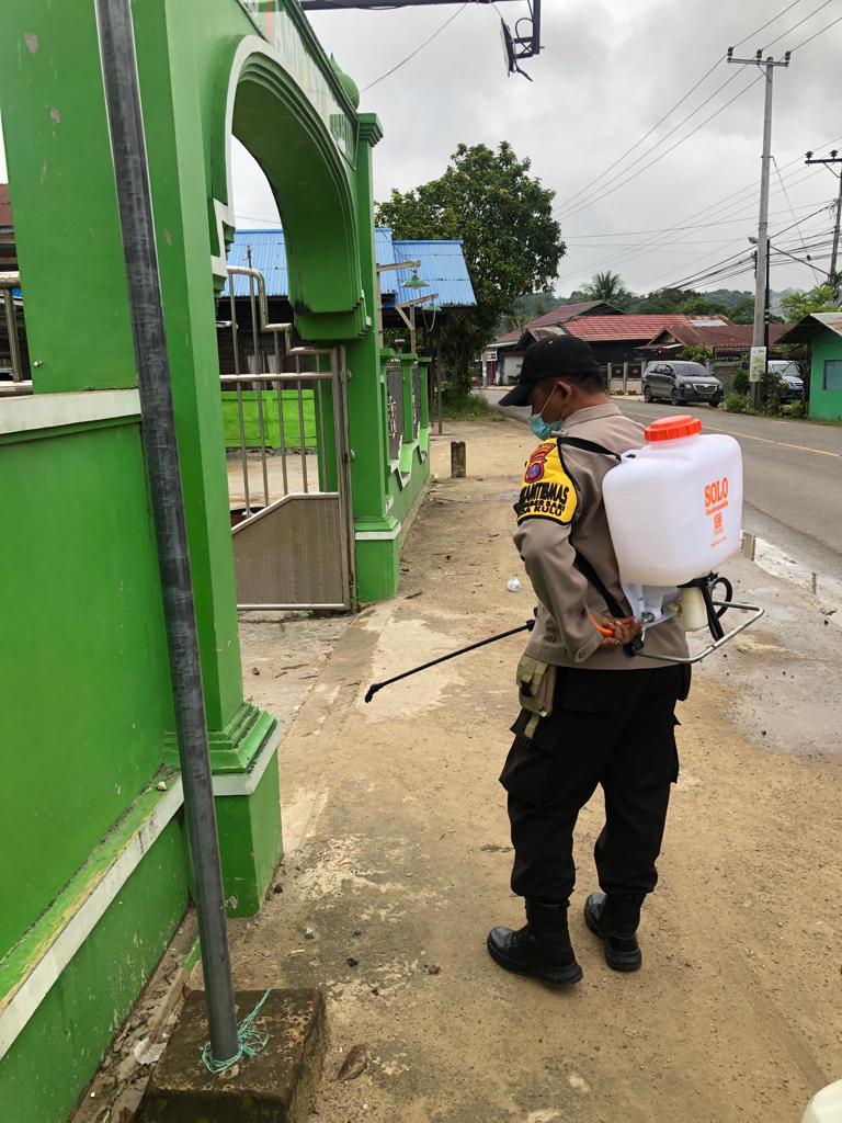 Polres Kukar Lakukan Penyemprotan Disinfektan Pada Fasilitas Umum WhatsApp Image 2022 03 06 at 06.54.49