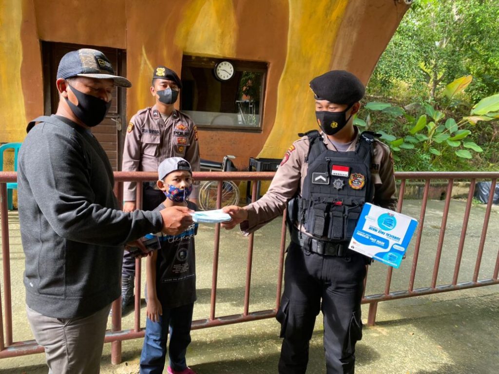 Cegah Penyebaran Covid-19, Personel Jajaran Polres Kukar Laksanakan Operasi Yustisi Penerapan Protokol Kesehatan WhatsApp Image 2022 03 06 at 22.33.41 1030x773 1