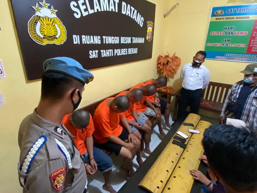 Nekat Mencuri Untuk Top Up Game Online, 5 Pemuda Diamankan Satreskrim Polres Berau WhatsApp Image 2022 03 08 at 11.53.24