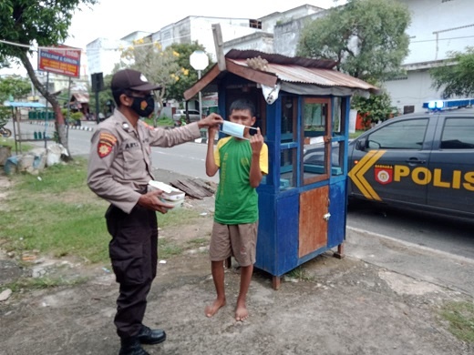 Polsek Bontang Selatan Rutin Gelar Patroli KRYD dan Pembagian Masker Kepada Warga WhatsApp Image 2022 03 09 at 16.03.51