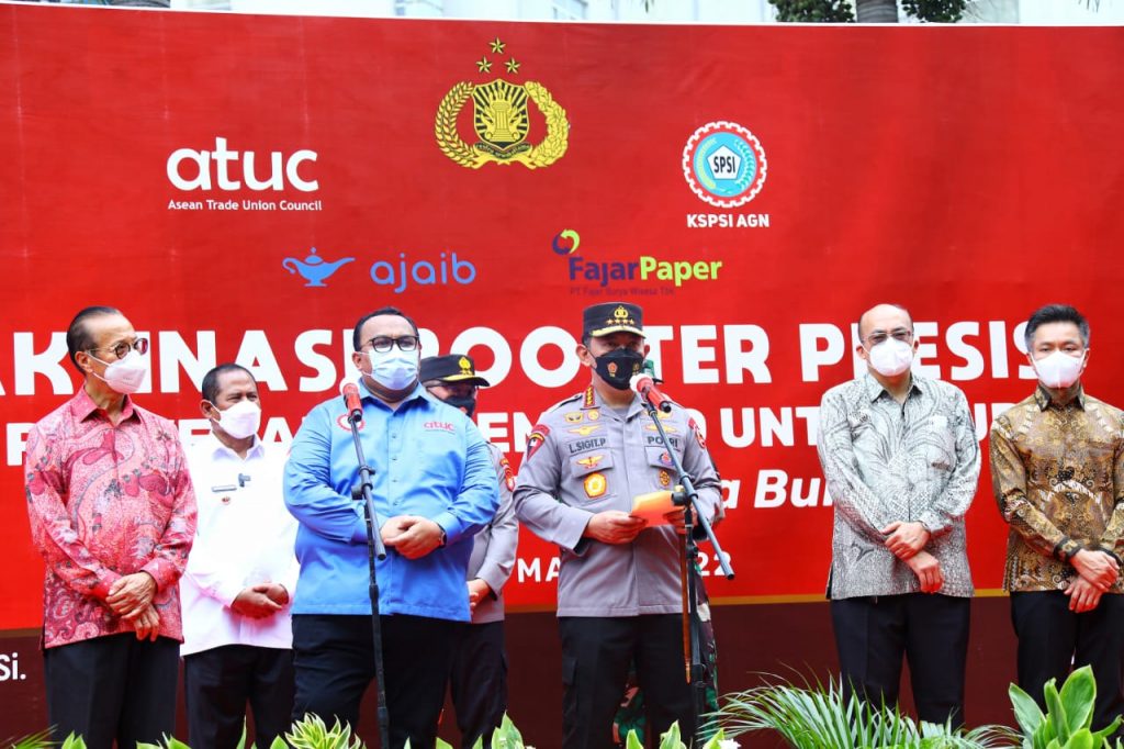 Tinjau Vaksinasi Booster, Kapolri: Buruh Harus Dalam Kondisi Optimal dan Sehat Hadapi Omicron WhatsApp Image 2022 03 09 at 16.08.31