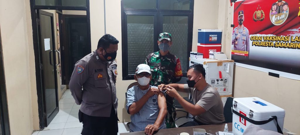 Sinergitas Bhabinkamtibmas Dan Babinsa Kelurahan Teluk Lerong Ulu Kawal Vaksinasi Warga Lansia Di Klinik Polresta Samarinda WhatsApp Image 2022 03 10 at 14.23.07 1