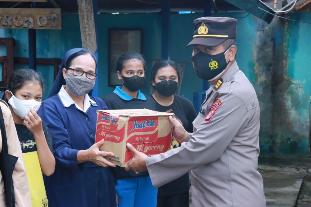 Jalin Tali Asih dan Mendekatkan Diri Dengan Masyarakat, Polres Paser Lakasanakan Program Jumat Berbagi WhatsApp Image 2022 03 11 at 09.37.30