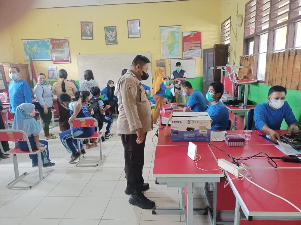 Beri Rasa Aman, Bhabinkamtibmas Polsek Loa Janan Pantau Vaksinasi di SDN 026 Loa Duri WhatsApp Image 2022 03 13 at 08.02.52