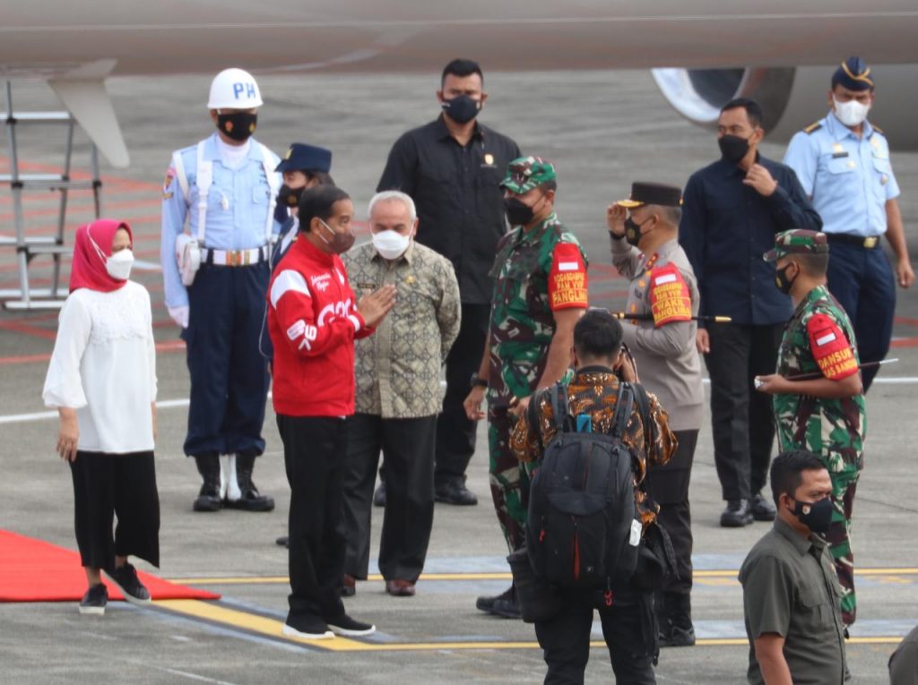 Kapolda Kaltim Bersama Forkompinda Kaltim, Sambut Kedatangan Presiden RI Â Dalam Rangka Kunjungan Kerja Di Provinsi Kaltim WhatsApp Image 2022 03 13 at 17.03.23
