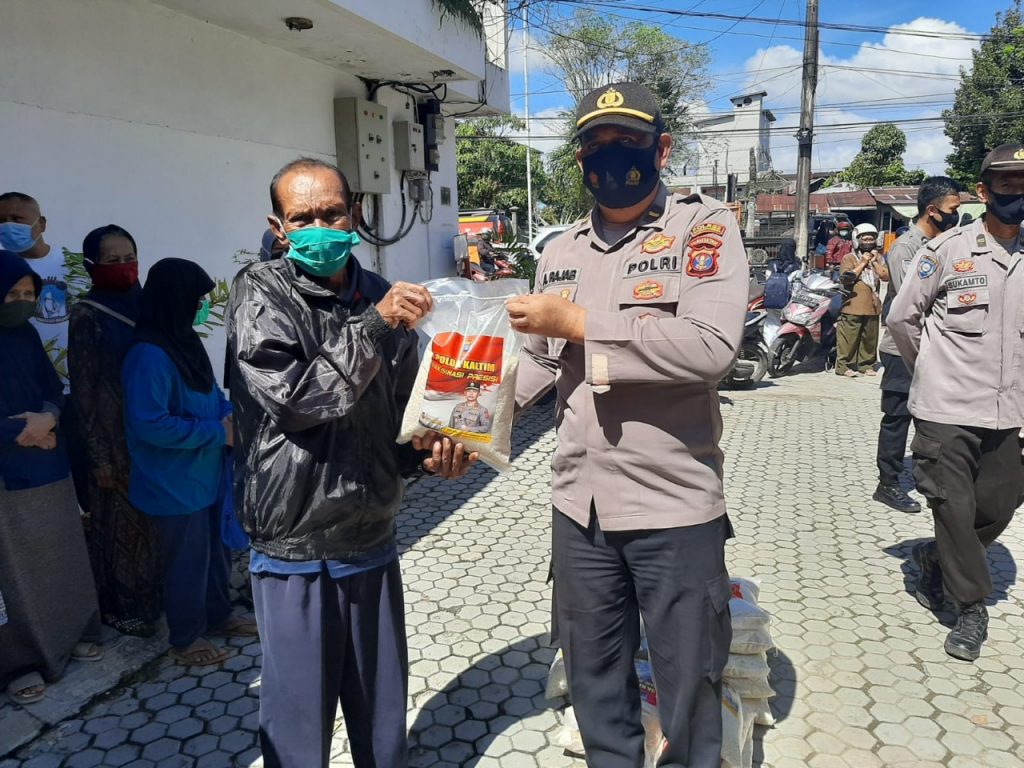 Antusias Warga Sambut Bantuan Sosial Paket Sembako Yang Disalurkan Polres Kukar WhatsApp Image 2022 03 14 at 23.34.26