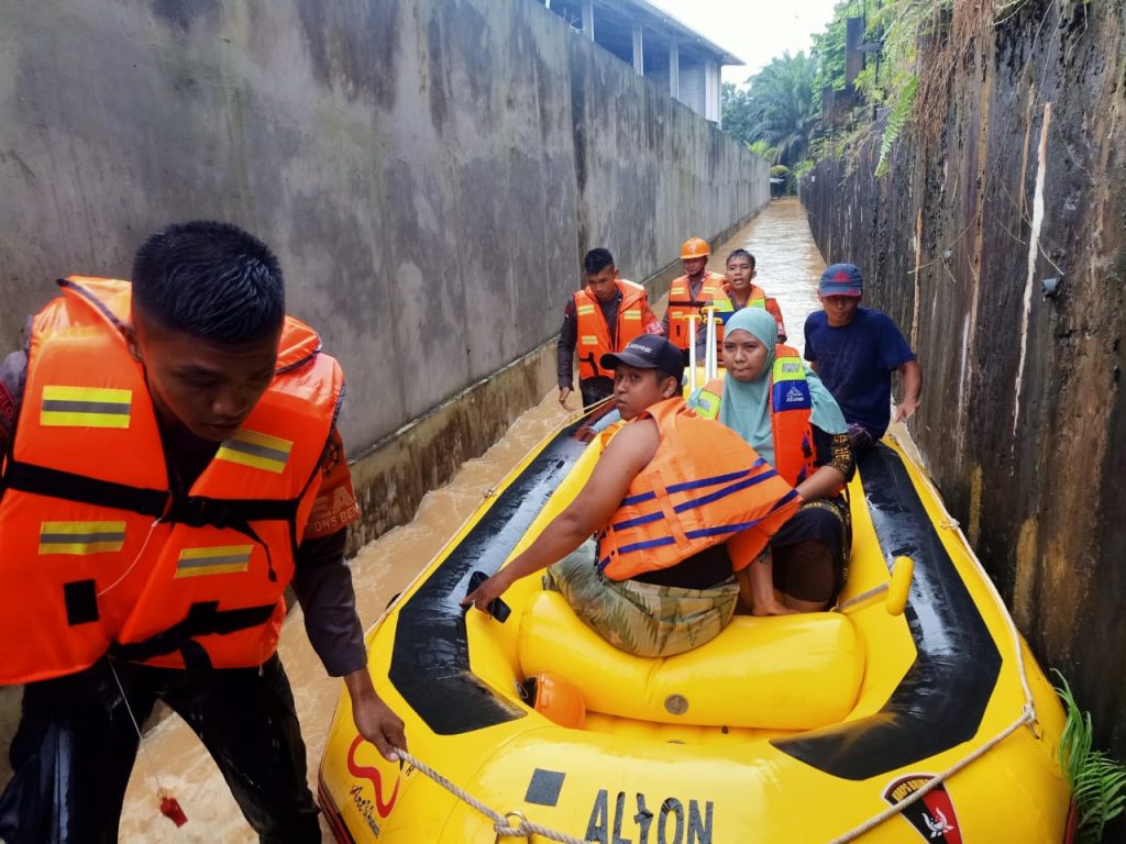 Curah Hujan Tinggi, Brimob Polda Kaltim Bantu Evakuasi Warga Terjebak Banjir di Kariangau WhatsApp Image 2022 03 16 at 10.19.42