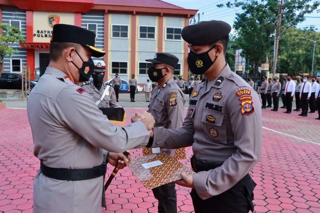 Beri Penghargaan Personil Berprestasi, Kapolres Paser Himbau Terus Tingkatkan Pelayanan Pada Masyarakat WhatsApp Image 2022 03 17 at 14.47.47