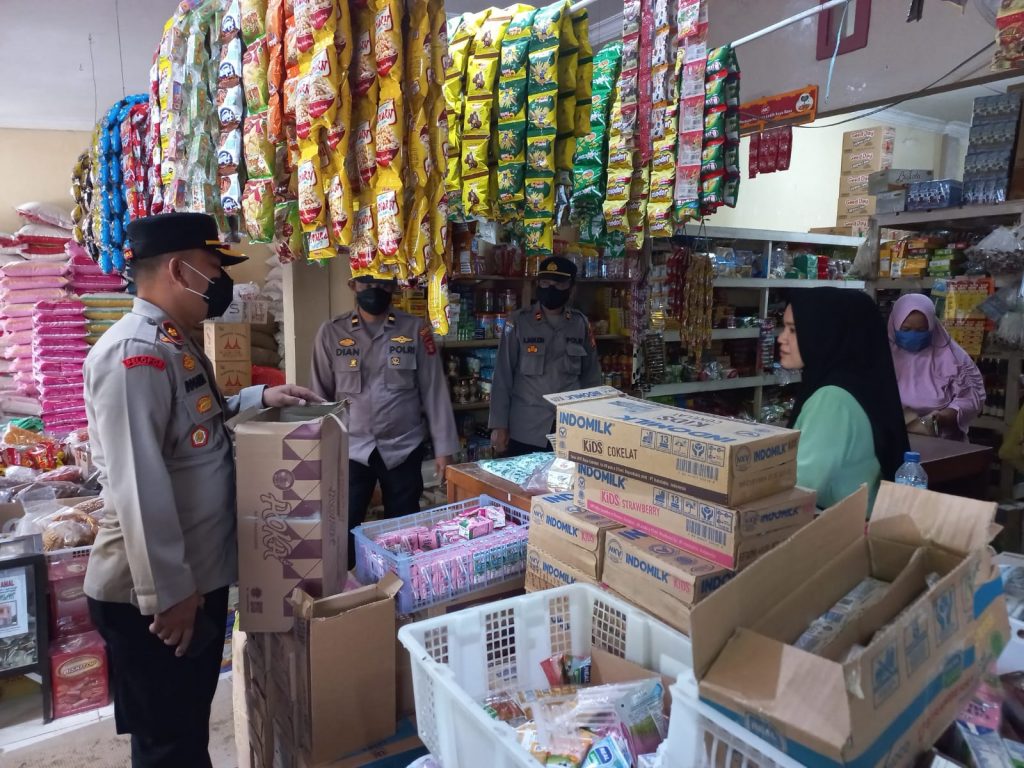 Pastikan Tidak Ada Penimbun Minyak Goreng, Kapolsek Palaran Sidak Sejumlah Toko Sembako di Pasar WhatsApp Image 2022 03 17 at 16.22.16