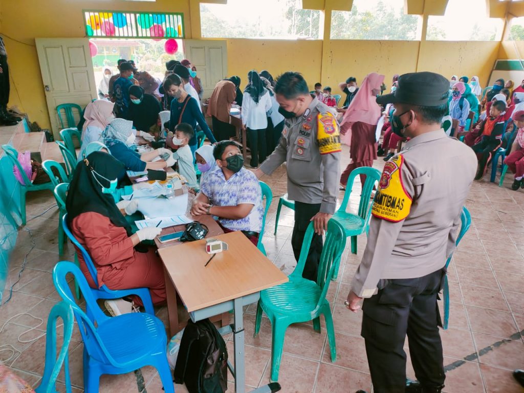 Polsek Tenggarong Seberang Hibur Anak-Anak Saat Suntik Vaksin di SDN 015 Desa Bhuana Jaya WhatsApp Image 2022 03 17 at 22.01.02