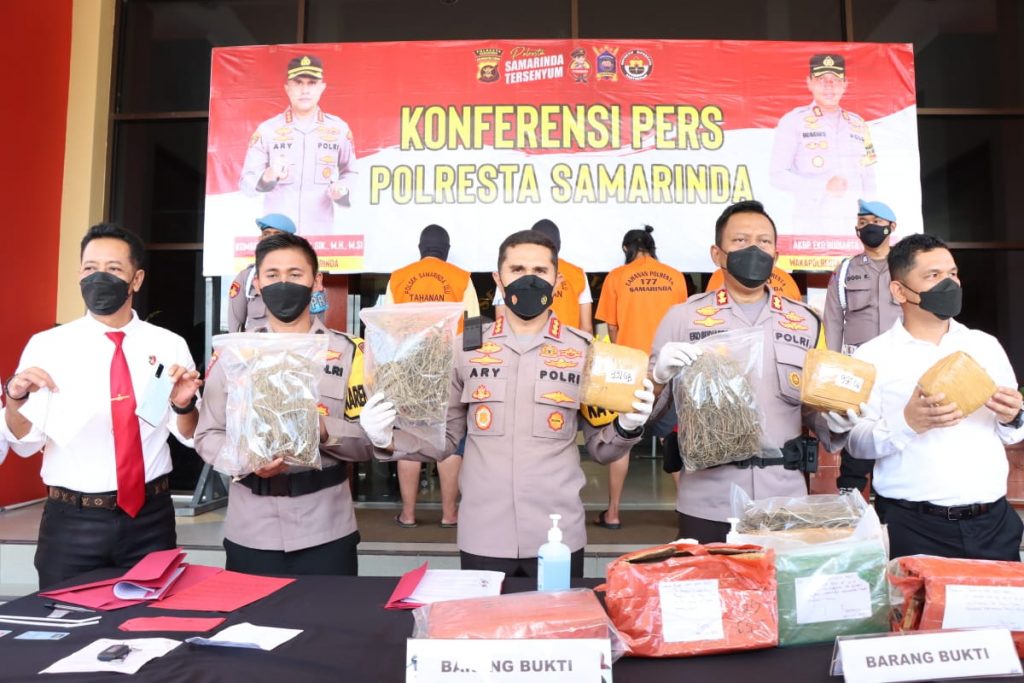 Ungkap Kasus Narkotika dan Pencurian Mobil, Polresta Samarinda Gelar Press Release WhatsApp Image 2022 03 18 at 08.08.39