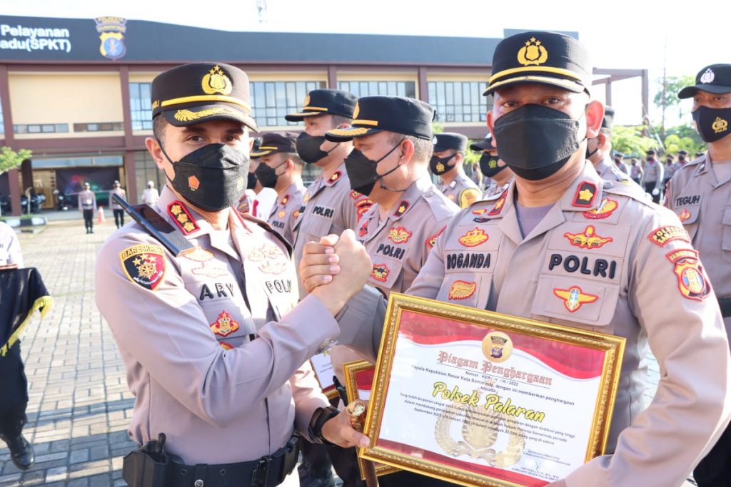 Bentuk Apresiasi, Kapolresta Samarinda Beri Penghargaan Kepada Polsek Palaran WhatsApp Image 2022 03 18 at 09.22.54