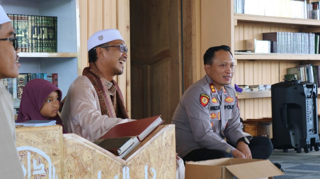 Jum’at Berbagi, Kapolres Kutim Pimpin Silaturahmi Ke Pondok Pesantren Darul Mustofa WhatsApp Image 2022 03 18 at 13.33.23