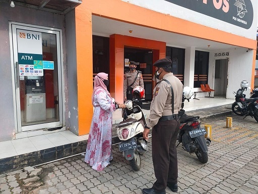 Patroli Dialogis, Personil Samapta Polres Bontang Beri Himbauan Prokes Ke Warga WhatsApp Image 2022 03 19 at 10.08.52