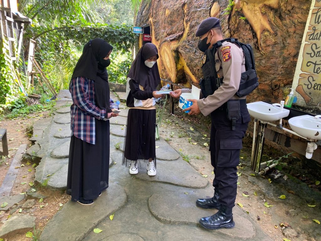 Disiplinkan Warga Taat Protokol Kesehatan, Polres Kukar Bagikan Masker WhatsApp Image 2022 03 22 at 08.13.00
