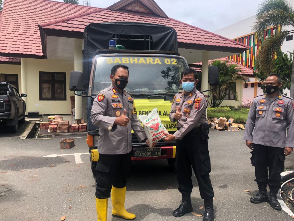 Peduli Sesama, Kapolres Kutim Terima Bantuan Korban Banjir dari Polres Kukar WhatsApp Image 2022 03 22 at 16.29.36