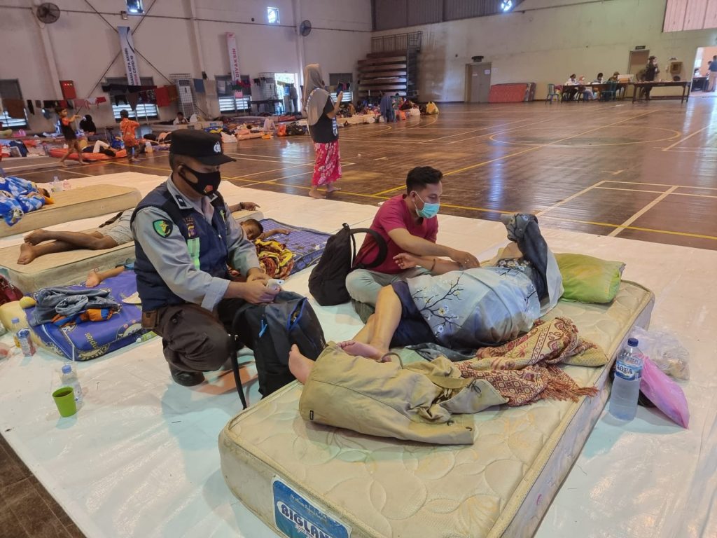 Urkes Polres Kutim Lakukan Pemeriksaan Kesehatan Warga Terdampak Banjir dan Bagi Bagi Vitamin WhatsApp Image 2022 03 22 at 16.58.59