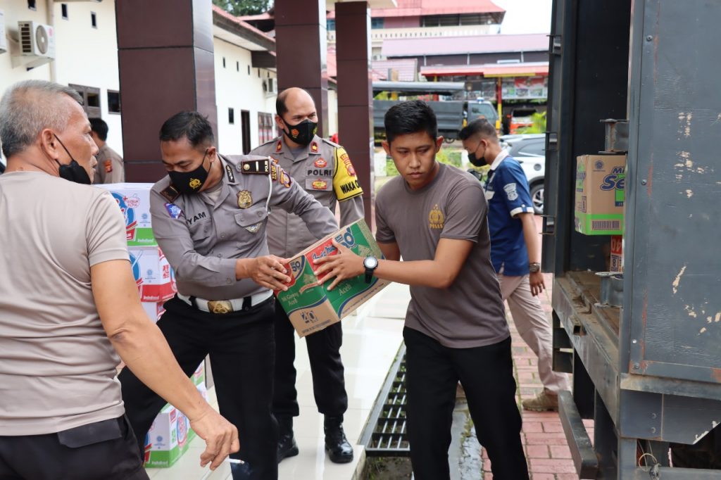 Polres Kubar Kirimkan Bantuan Sosial Untuk Korban Banjir di Kutai Timur WhatsApp Image 2022 03 22 at 17.23.48