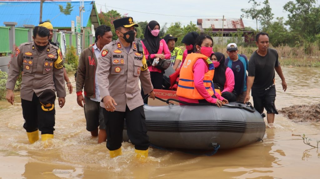 Polri Peduli Bencana, Kapolres Kutim Terjun Langsung ke Lokasi Banjir Serta Salurkan Bantuan WhatsApp Image 2022 03 22 at 17.48.25