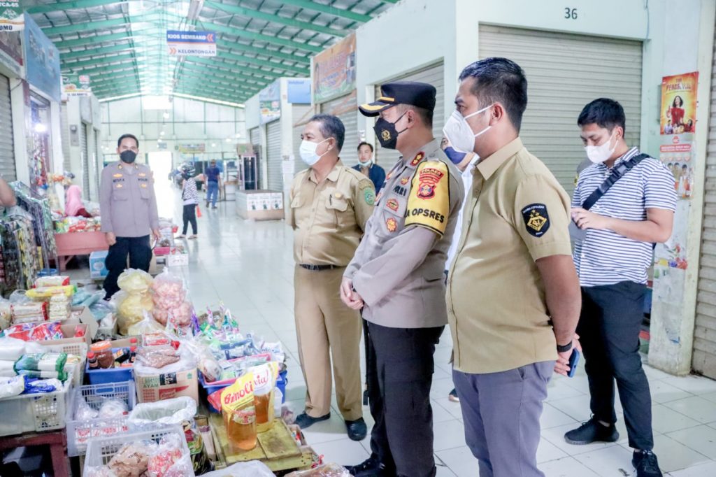 Kapolres Kukar Cek Ketersediaan Minyak Goreng di Beberapa Toko Ritel dan Pasar Tradisional WhatsApp Image 2022 03 23 at 06.56.20