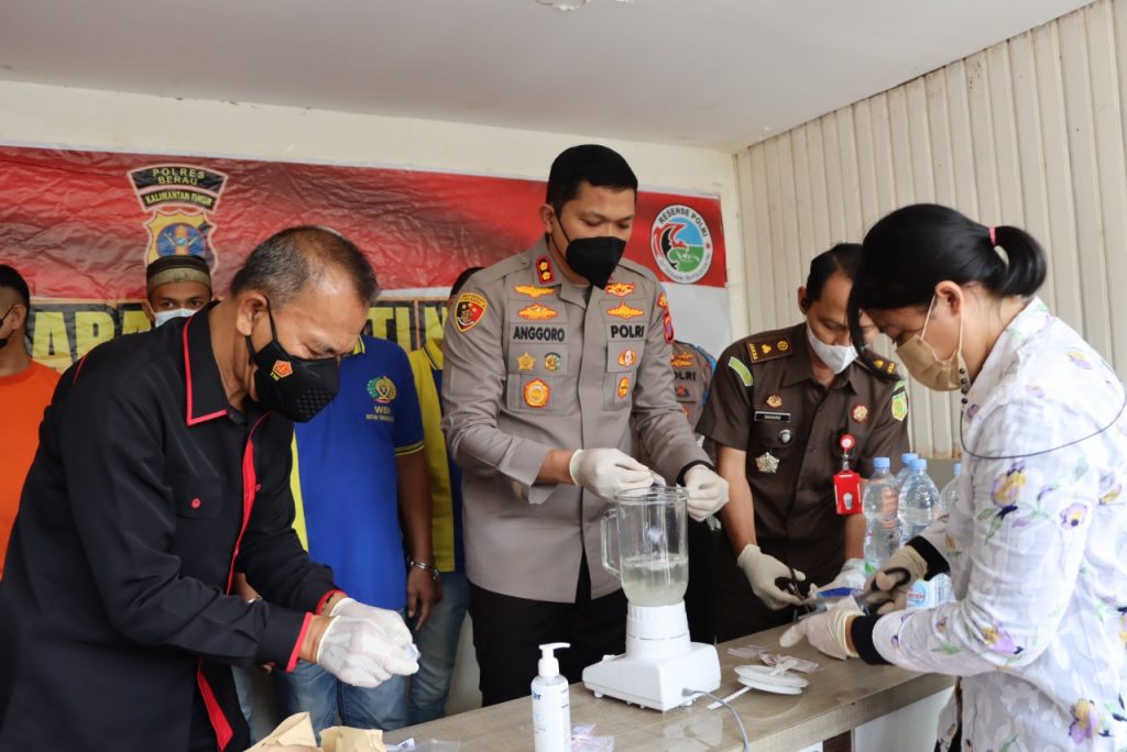 Musnahkan Barang Bukti, Polres Berau Blender Sabu Seberat 149,07 Gram WhatsApp Image 2022 03 23 at 15.34.45