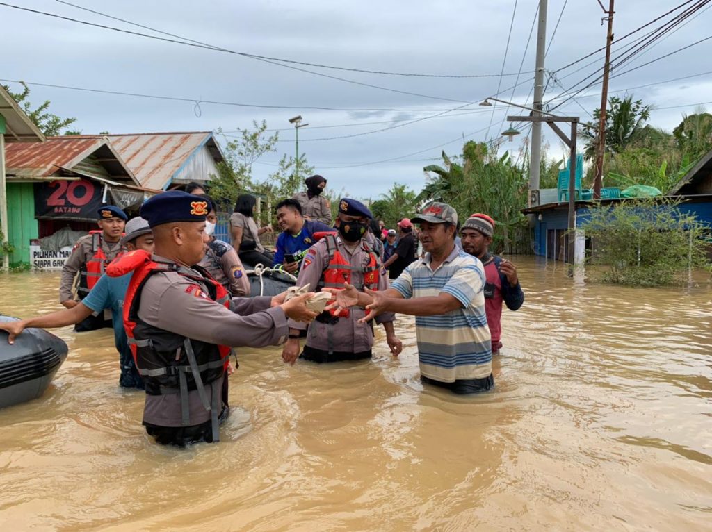 Brimob Polda Kaltim Distribusikan Makanan dan Minuman Kepada Masyarakat Terdampak Banjir Sangatta WhatsApp Image 2022 03 23 at 16.12.17