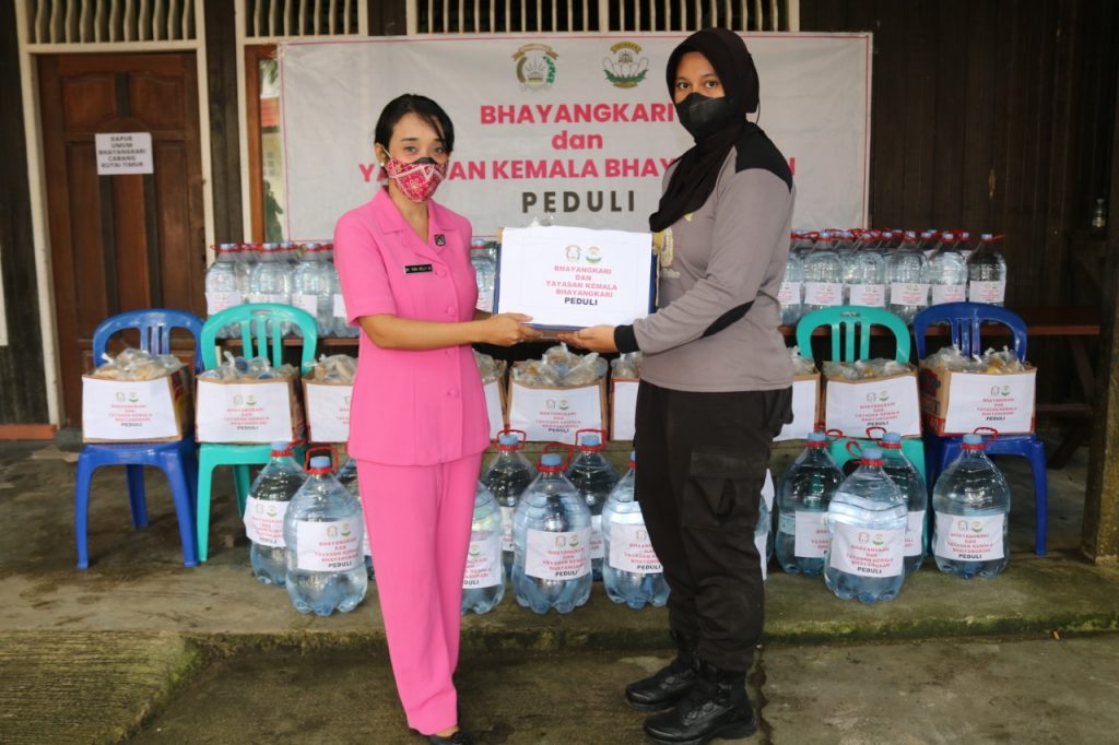 Bhayangkari Cabang Kutim Peduli Korban Banjir, Bantu Cukupi Kebutuhan Air Minum WhatsApp Image 2022 03 23 at 17.32.13