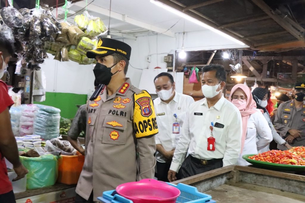 Pimpin Sidak Distribusi Minyak Goreng di Samarinda Ulu, Kapolresta Pastikan Stok Aman WhatsApp Image 2022 03 24 at 07.51.12