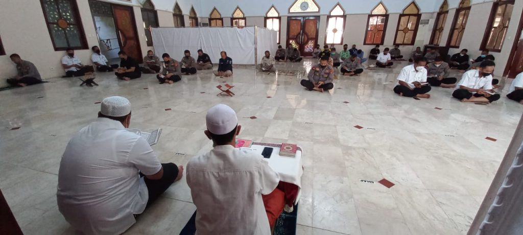 Tingkatkan Keimanan Personel, Polda Kaltim Rutin Gelar Kegiatan Binrohtal WhatsApp Image 2022 03 24 at 08.32.57