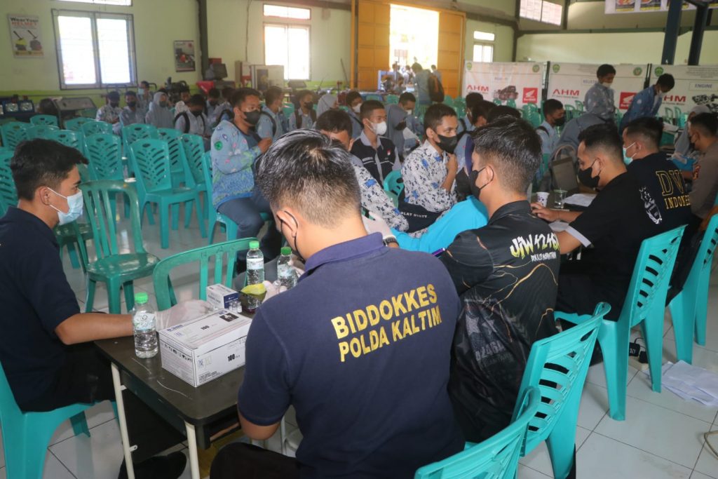 Wujudkan Herd Immunity, Polda Kaltim Gelar Vaksinasi Covid-19 kepada 671 Siswa SMKN 6 Balikpapan WhatsApp Image 2022 03 24 at 10.47.20