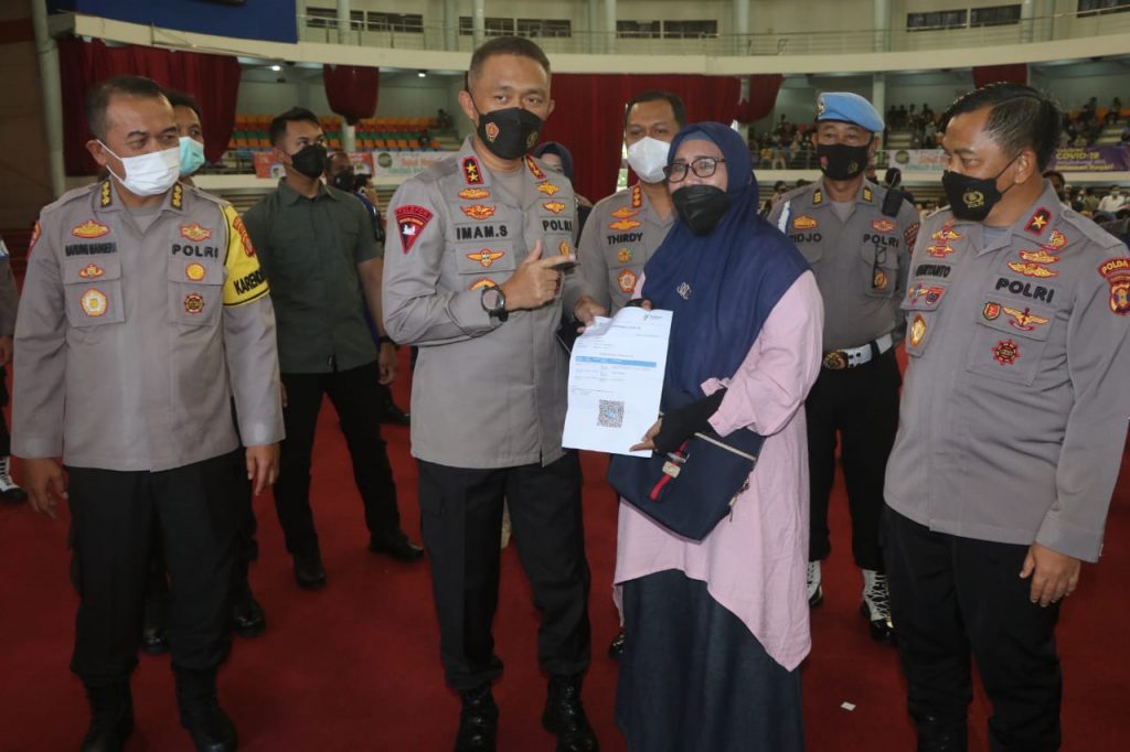 Kapolda Kaltim Tinjau Vaksinasi Serentak di Gedung BSCC Dome Balikpapan WhatsApp Image 2022 03 24 at 11.59.34