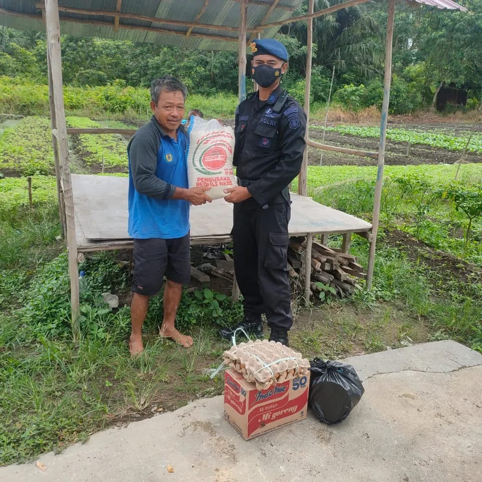 Berbagi Rejeki Terhadap Sesama, Brimob Kaltim Bagikan Sembako Kepada Warga WhatsApp Image 2022 03 25 at 07.07.23