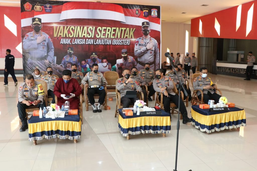 Dipimpin Kalemdiklat Polri, Kapolda Kaltim Hadiri Vicon Vaksinasi Serentak Se-Indonesia di Gedung Kesenian Balikpapan WhatsApp Image 2022 03 25 at 11.17.26