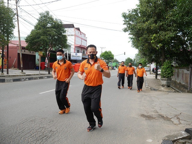 Jaga Kesehatan dan Tingkatkan Imun Personil, Polres Bontang Gelar Olahraga Bersama WhatsApp Image 2022 03 25 at 16.00.35