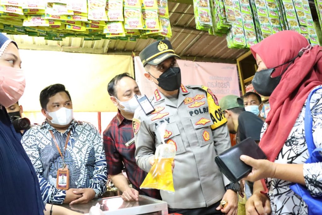 Kembali Sidak di Pasar Segiri, Kapolresta Samarinda Pantau Pendistribusian dan Stok Minyak Goreng WhatsApp Image 2022 03 25 at 18.10.53