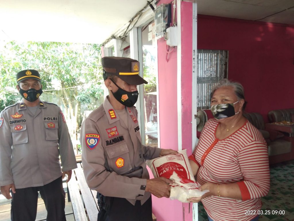 Berbagi di Jum’at Berkah, Sat Binmas Polres Paser Bagikan Sembako ke Warga WhatsApp Image 2022 03 25 at 22.07.15