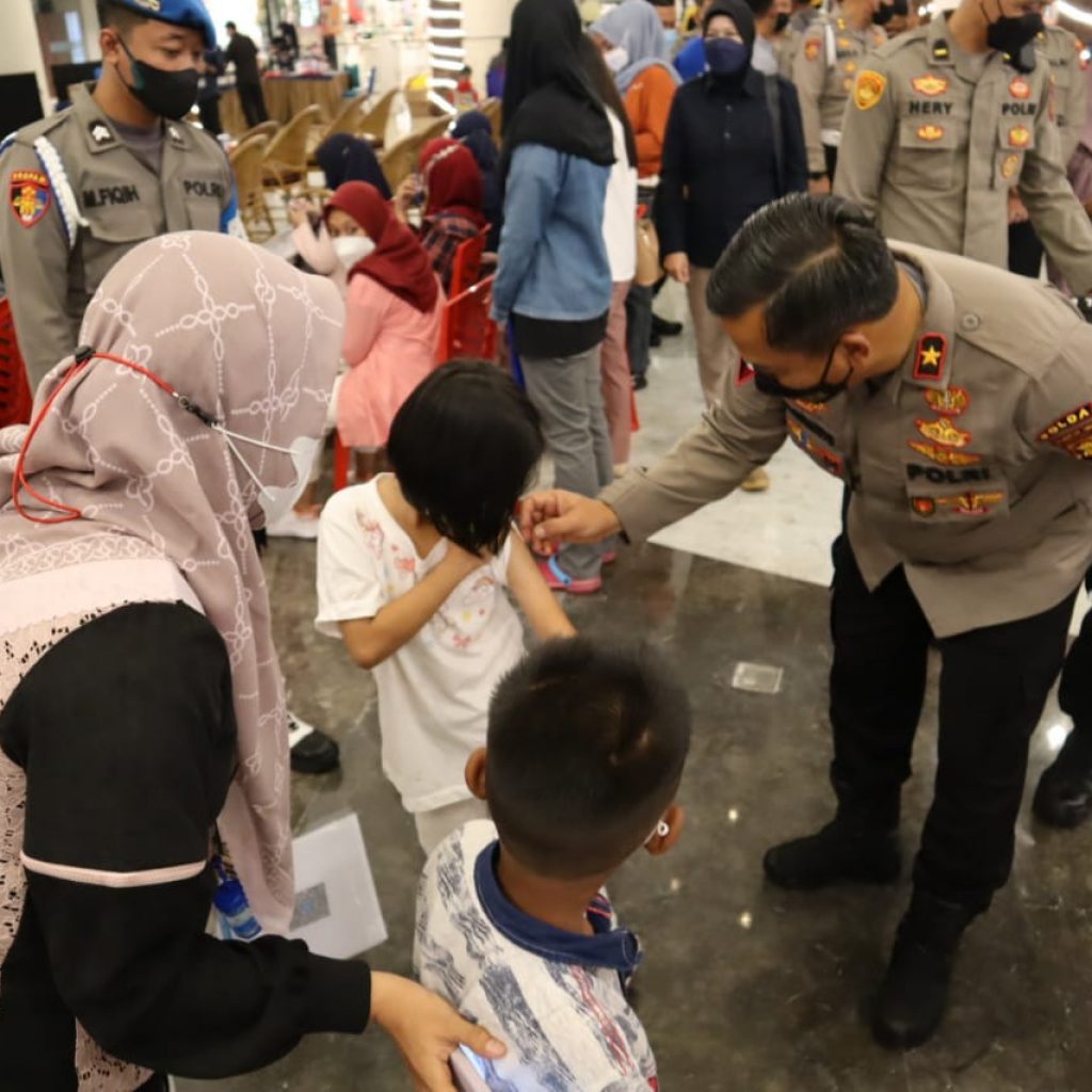 Wakapolda Kaltim Hadiri Vicon Vaksinasi Serentak Se-Indonesia Secara Virtual 1 WhatsApp Image 2022 03 26 at 12.03.55