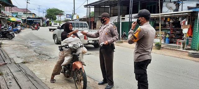 Cegah Covid-19,Personil Polsek Marang Kayu Gelar Pendisiplinan Prokes WhatsApp Image 2022 03 26 at 15.05.35