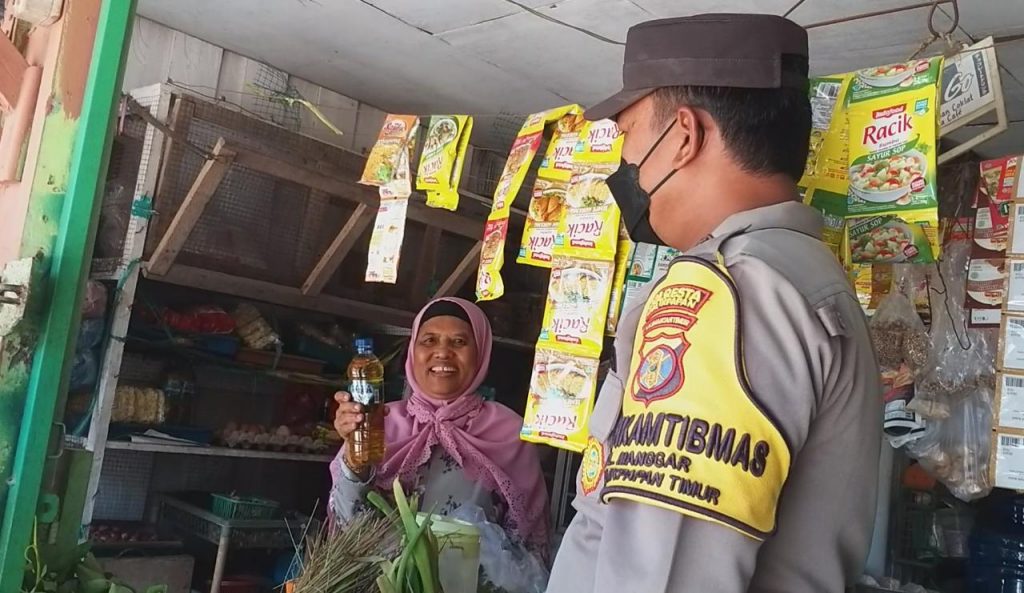 Jelang Ramadhan, Polresta Balikpapan Maksimalkan Bhabinkamtibmas untuk Lakukan Pengawasan Harga Bahan Pokok WhatsApp Image 2022 03 27 at 15.21.12