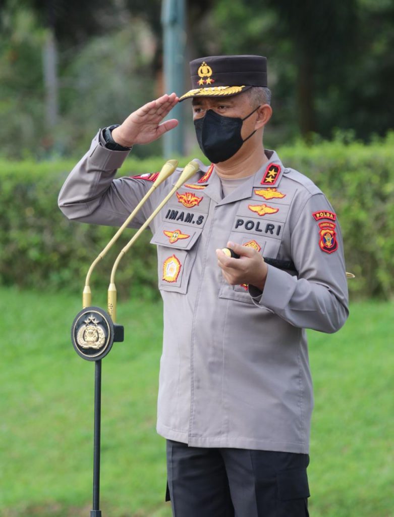 Ingatkan Kedisiplinan kepada Personel, Kapolda Kaltim Pimpin Apel Pagi WhatsApp Image 2022 03 28 at 08.44.51