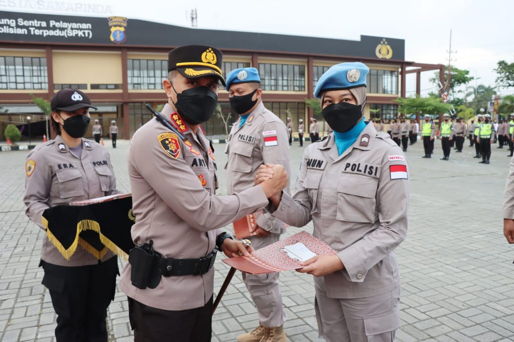 Upacara Pemberian Reward, Kapolresta Samarinda kepada Personel yang Berprestasi WhatsApp Image 2022 03 28 at 10.07.40