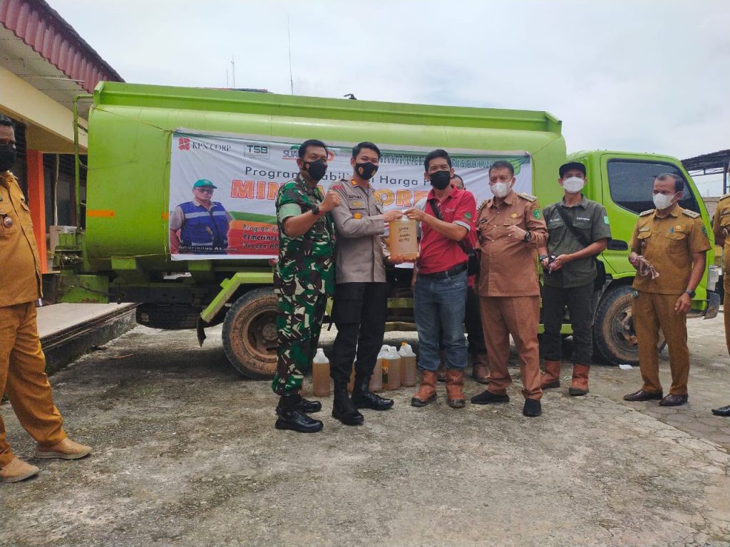 Pastikan Situasi Kondusif, Jajaran Polres Kukar Amankan Pendistribusian Minyak Goreng Curah WhatsApp Image 2022 03 29 at 09.02.31