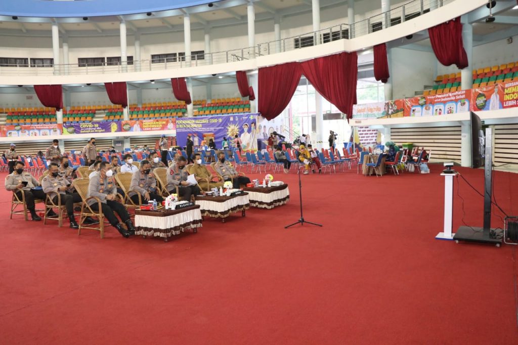 Kapolda Kaltim Ikuti Vicon Vaksinasi Serentak Se-Indonesia Secara Virtual di Gedung Dome Balikpapan WhatsApp Image 2022 03 29 at 15.12.21