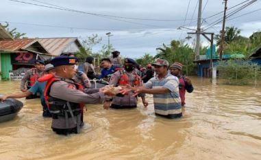 Terjun ke Lokasi Banjir, Brimob Polda Kaltim Bantu Evakuasi Warga dan Distribusi Bansos brim
