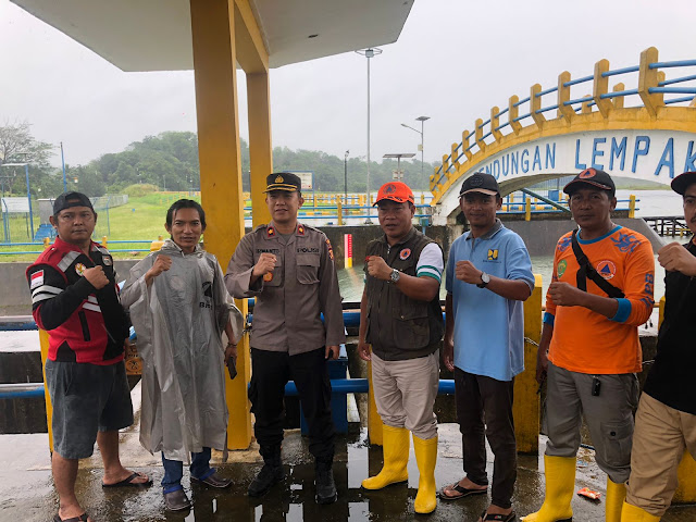 Kapolsek Sungai Pinang Bersama Tim BPBD Kota Samarinda Pantau Wilayah Rawan Banjir smd 1