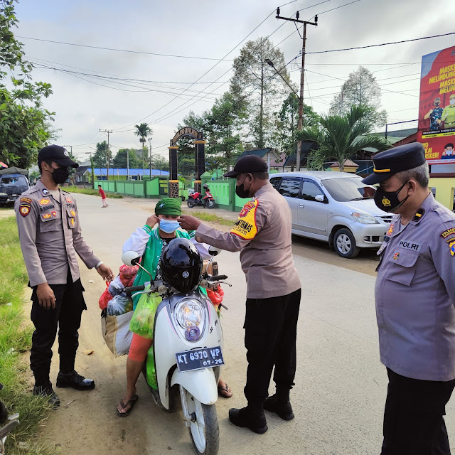 Tingkatkan Operasi Yustisi Guna Cegah Penyebaran Virus Covid-19, Polsek Palaran Bagikan Masker smd 2