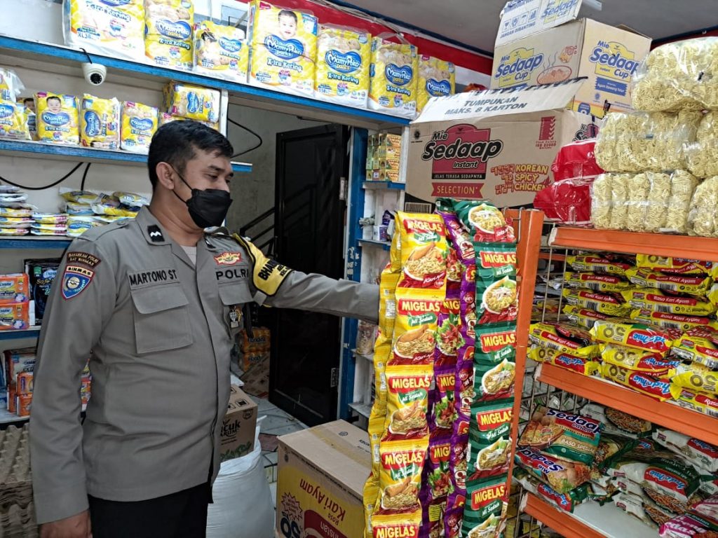 Disela-sela Sambang Kamtibmas, Bhabinkamtibmas Lakukan Monitoring Ketersediaan Minyak Goreng 1649234388851578 0