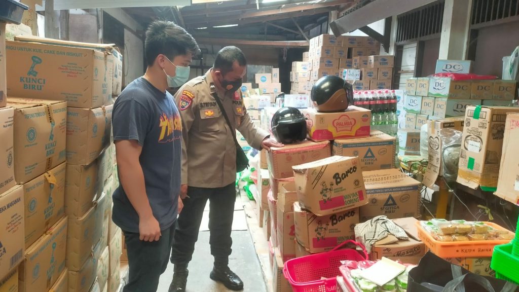 Sembari Sambang Kamtibmas, Aipda Selamet Lakukan Monitoring Ketersediaan Minyak Goreng 1649409577898809 0